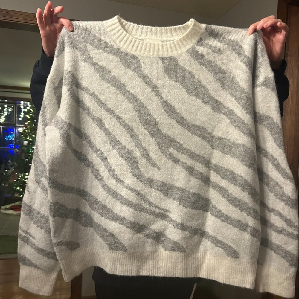 White Rose Zebra/Tiger Stripe Sweater Grey/White Size L